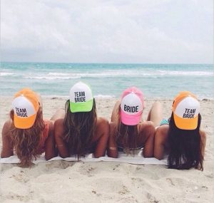 mergvakaris papludimyje su maudymukais