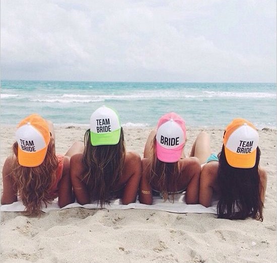 Mergvakaris prie jūros: apranga – maudymukai