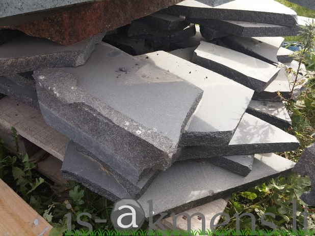 Kas geriau: mediniai rastai ar akmuo takams?